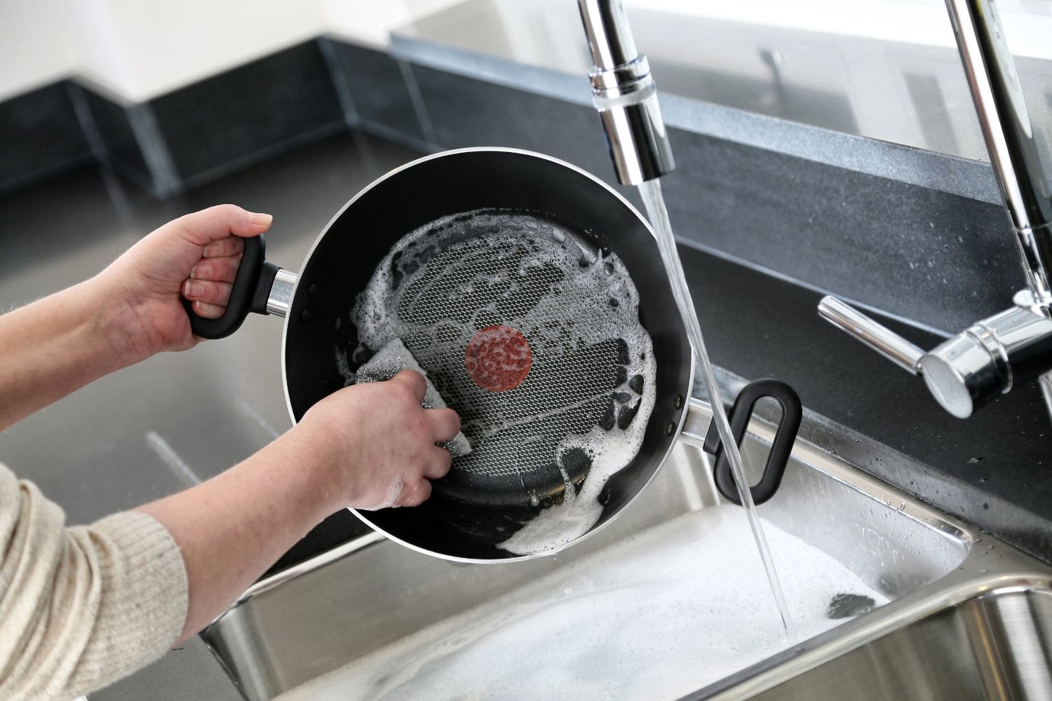 Домашние способы очистки нагара снаружи на сковородке