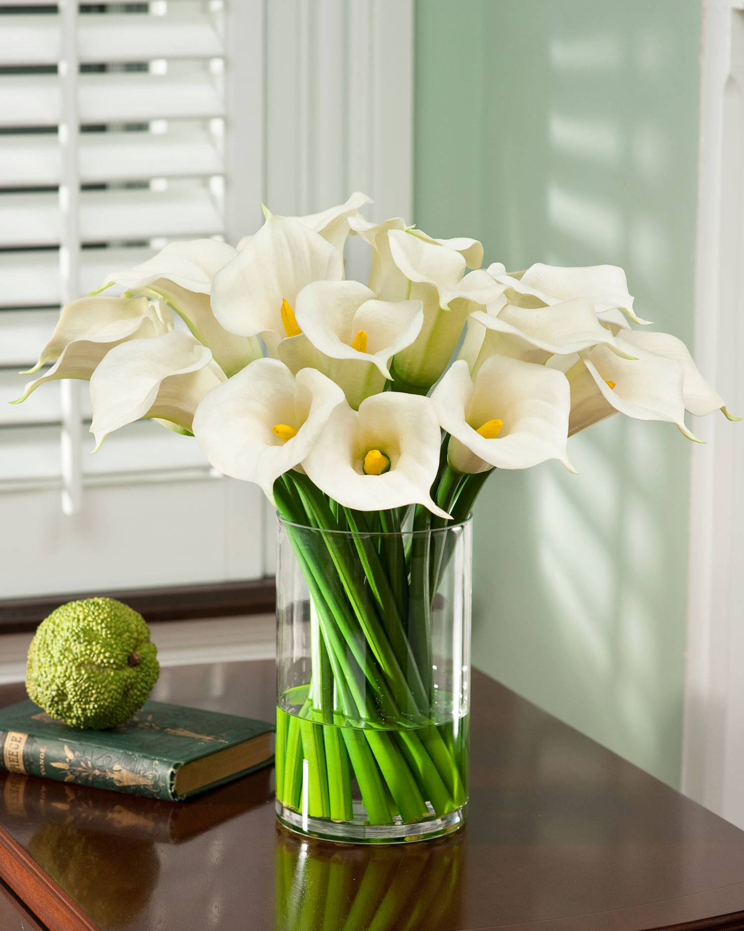 Искусственные цветы в вазе: домашний уют или худший выбор?