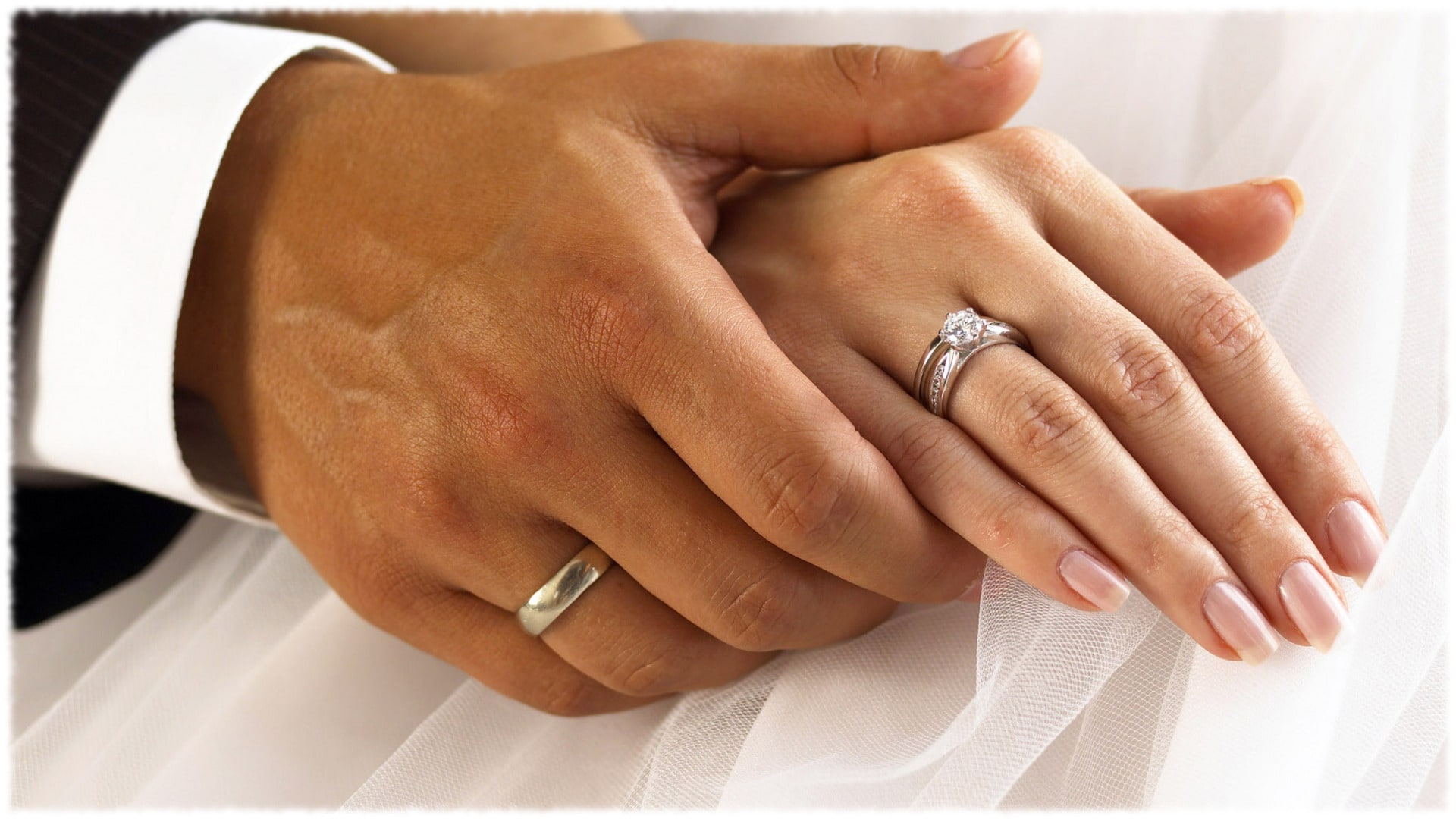Как правильно носить обручальное кольцо замужней женщине?