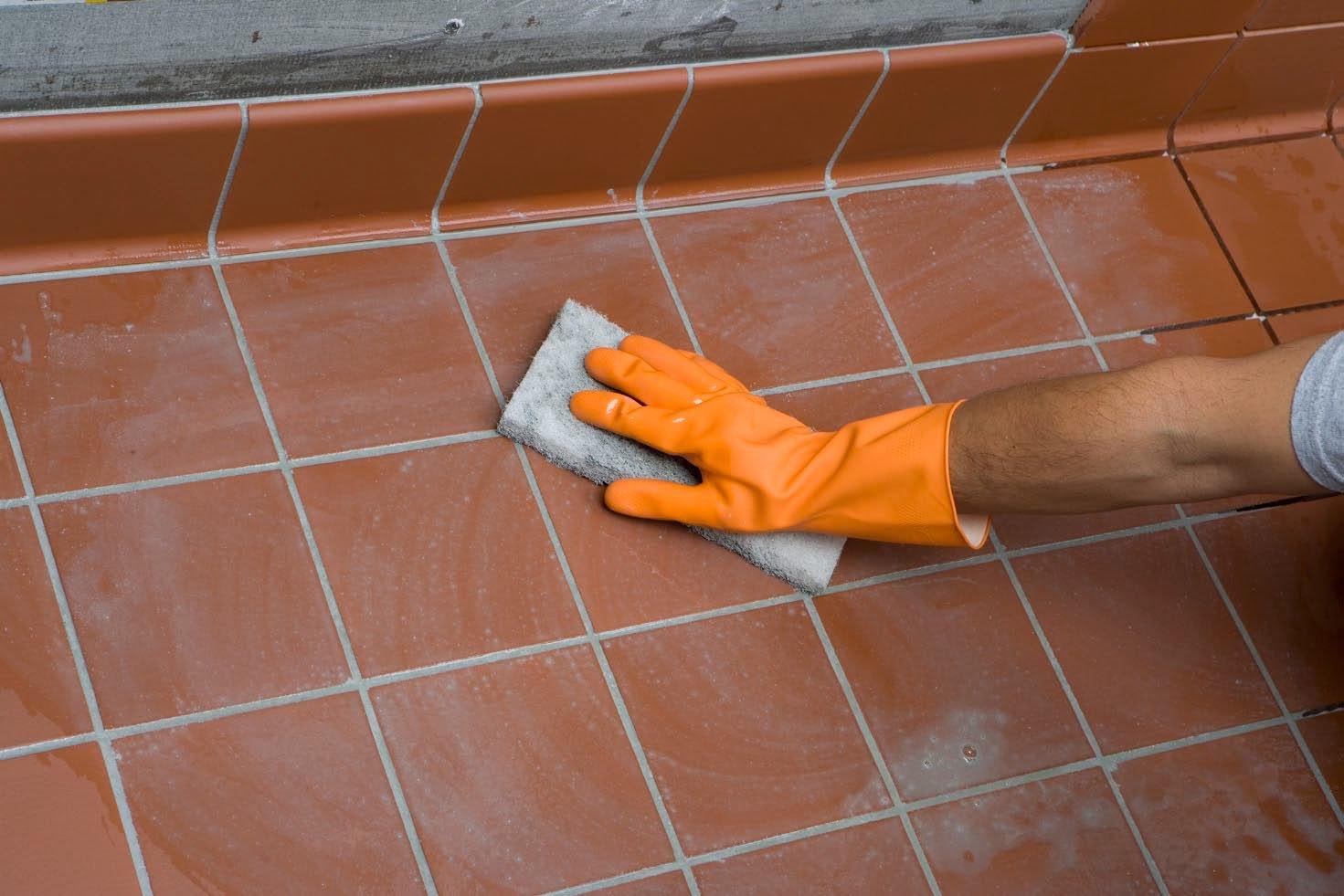 Как правильно очистить швы между плиткой на полу