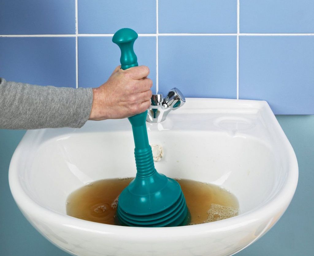 Легкие способы очистки засора в ванной дома