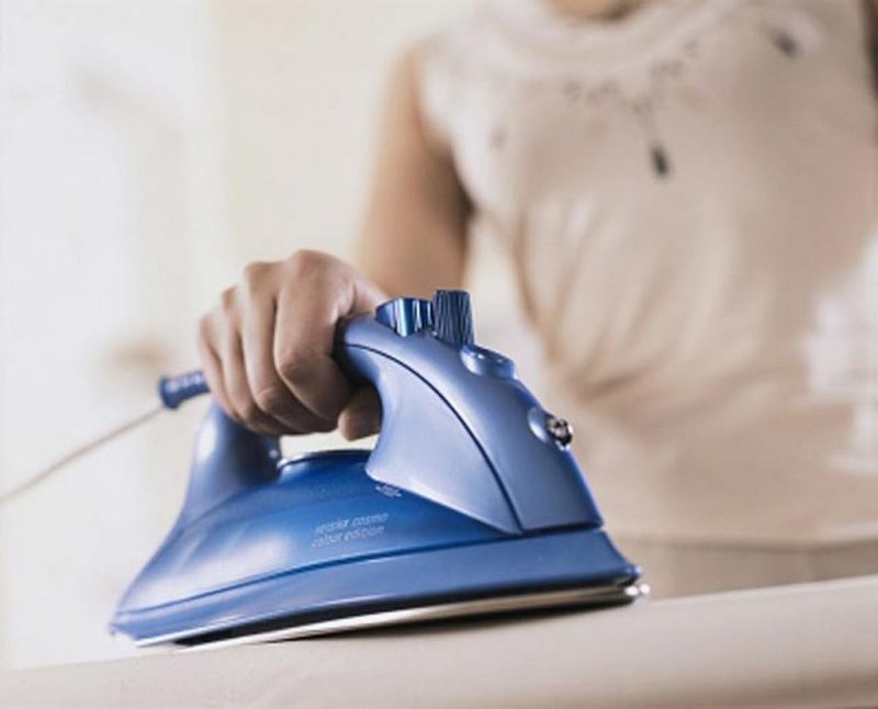 Способы быстрой чистки утюга дома
