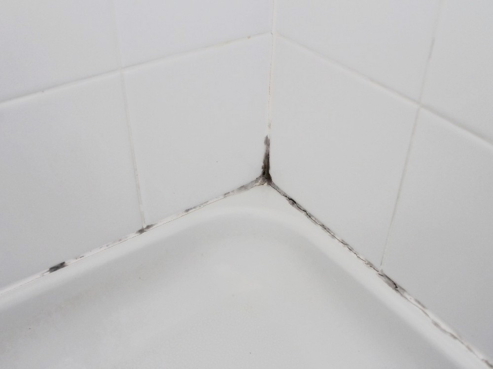 Устранение плесени на герметике в ванной