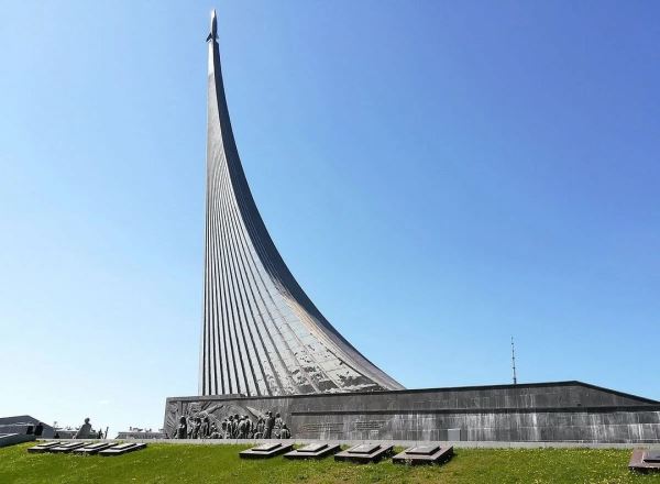 Власти Москвы закажут ремонт монумента в честь покорителей космоса на ВДНХ