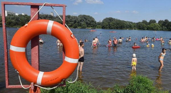 Врач рассказал, кому противопоказано купание в водоемах